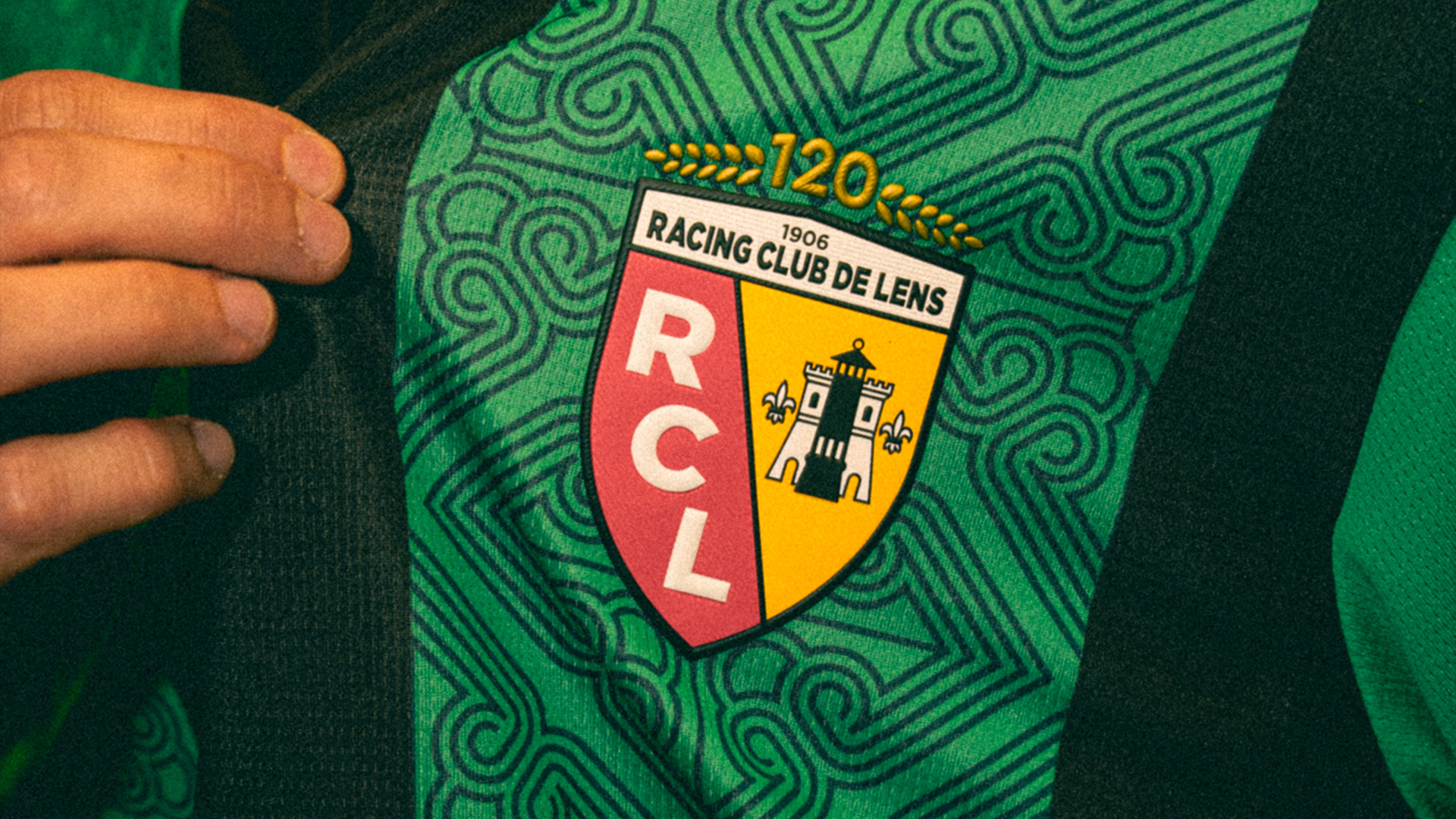 « À la folie, passionnée Lens » : les nouveaux maillots 2025/26 « À la folie, passionnée Lens » : les nouveaux maillots 2025/26