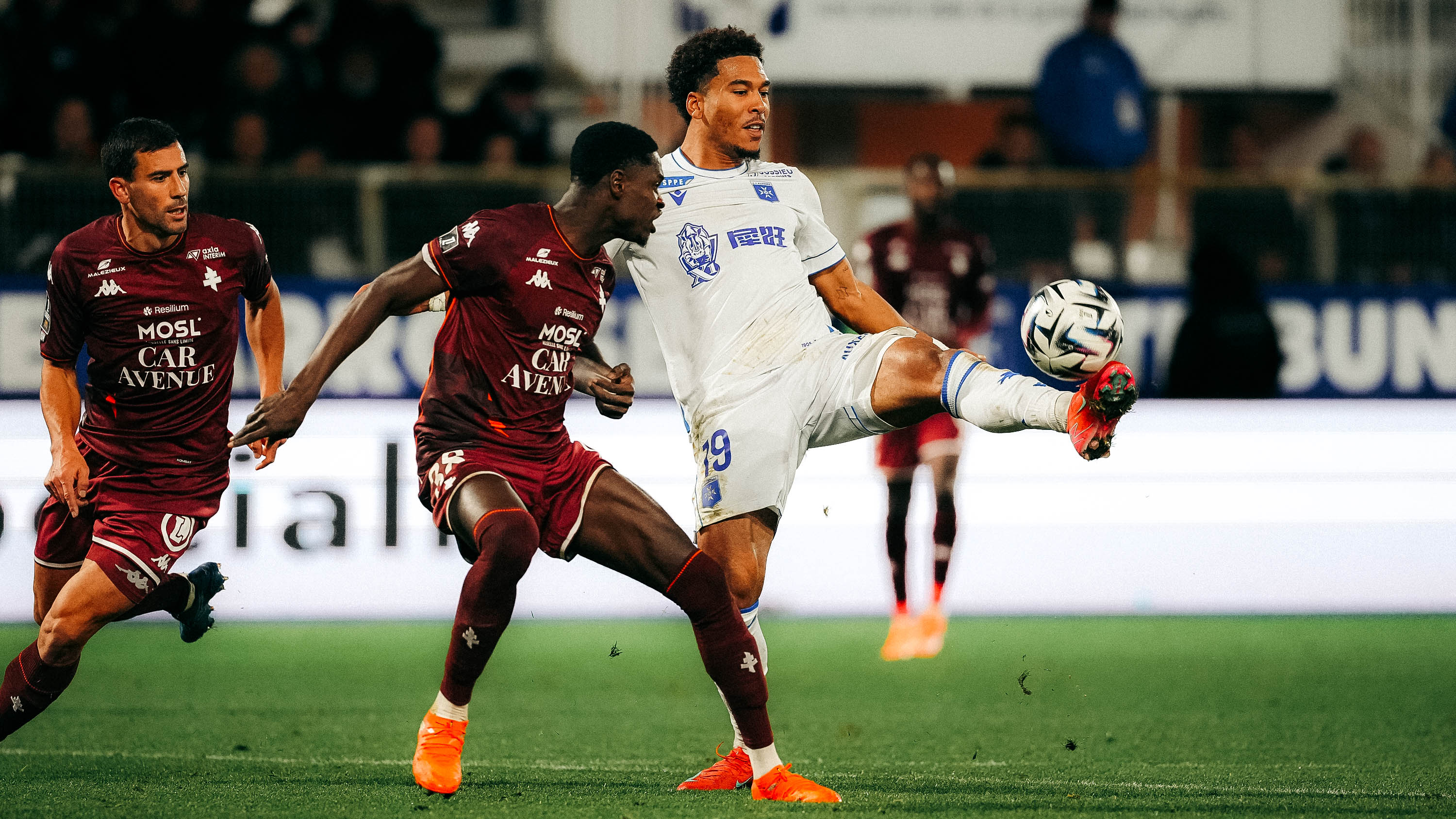 à la lampe lens auxerre danny namaso
